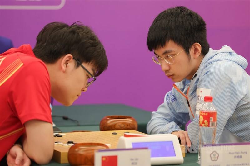 ▲Go player Hsu Hao-hung (許皓鋐, right) stares at China Go titan, then world No. 3 Ke Jie (柯潔) during the men's individual final at the Asian Games in Hangzhou on Sept. 28.