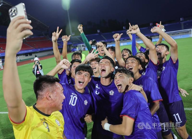 ▲Taiwan's men's football team takes a selfie after outlasting Indonesia 1-0 at the Hangzhou Asian Games on Sept. 21.