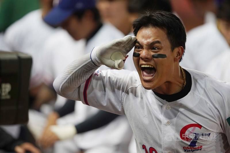 ▲Yu Chang (張育成) snaps a military salute to a camera after smashing a grand slam that powered Taiwan to a 9-5 victory over the Netherlands in Taichung on March 11, for the team's second straight win at the 2023 World Baseball Classic.