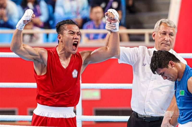 ▲Taiwanese boxer Kan Chia-wei (甘家葳, in red) celebrates his semifinal victory over Bayramdurdy Nurmuhammedov (in blue) of Turkmenistan in the men's 63.5-71 kilogram weight class at the Asian Games in Hangzhou on Oct. 3.