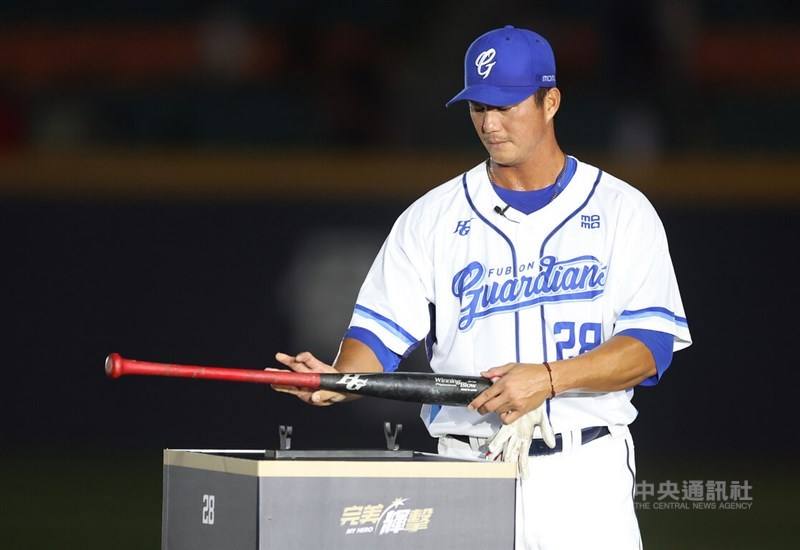 ▲Fubon Guardians outfielder Kao Kuo-hui (高國輝) hangs up his bat after the game at Xinzhuang Baseball Stadium in New Taipei on Sept. 30.