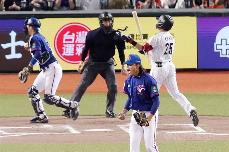 ▲Starting pitcher Hsu Jo-hsi (徐若熙) roars after fanning batter Ryuga Ihara of Japan for the third out of the first inning in the Asian Baseball Championship final at Taipei Dome on Dec. 10.