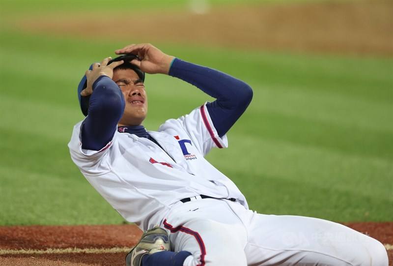 ▲Pitcher Lin Wei-en (林維恩) cries on the field of Taipei Tienmu Baseball Stadium following Taiwan's 2-1 loss to Japan in the U-18 Baseball World Cup final on Sept. 10.