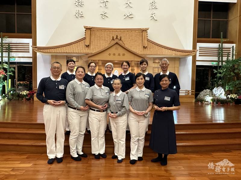 波士頓慈濟聯絡人長金滿(前右一)、紐約慈濟執行長蘇煜昇(左一)陪同慈濟人林采彤(前右二)、吳明真(前左三)、黃湘霏(後右三)、金花(後左三)回臺灣領證 (波士頓慈濟提供)