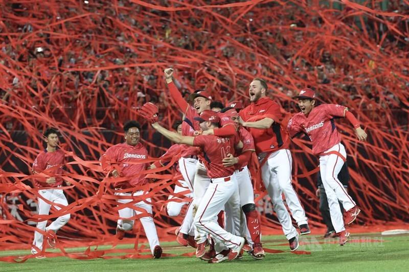 ▲Dragons players run toward pitcher Jacob Daniel Brigham (front center) in a shower of red streamers after the team defeated the Monkeys 6-3 in Taipei on Nov. 12 to clinch its first CPBL championship since 1999.