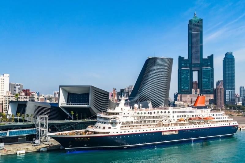 高雄港務分公司31日迎來日本籍郵輪日本丸於高雄港旅運中心跨年，將與600名旅客及船員在高雄港水岸共同迎接2024年第一道曙光。（高雄港務分公司提供）
