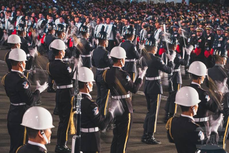 三軍儀隊官兵以走位變化及花式操槍，展現壯盛軍容