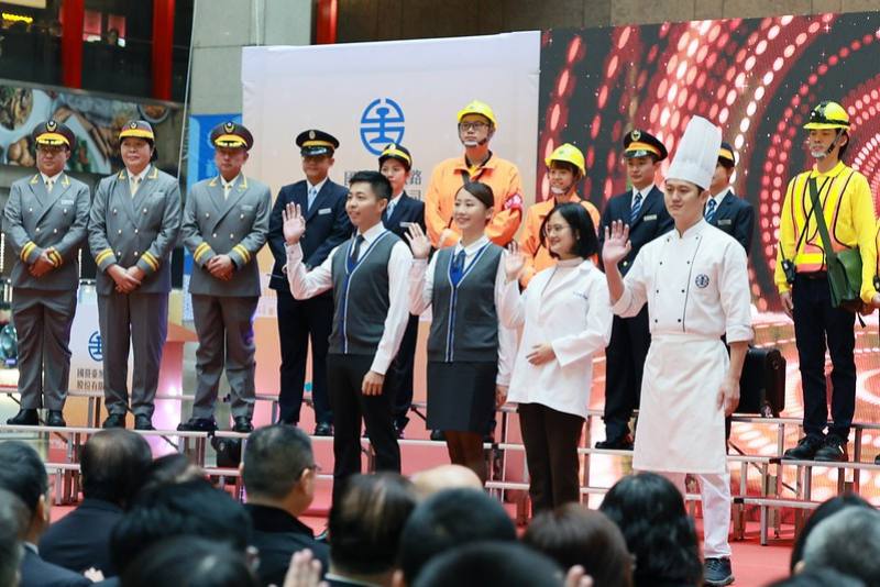 臺鐵員工展示新制服及發表安全宣言