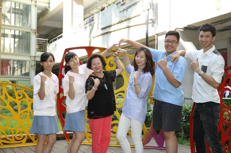 黃蕙欣（右三）的教學方式得到學校老師與同學的支持