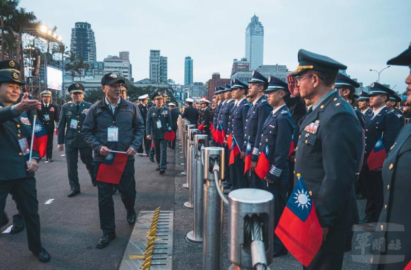 邱部長肯定軍校生參與元旦升旗