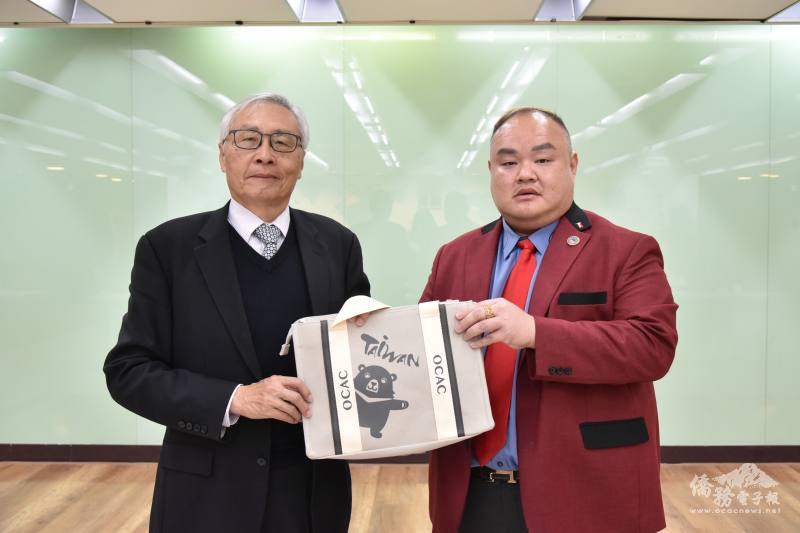 張良民(左)與僑務促進委員陳為寶(右)