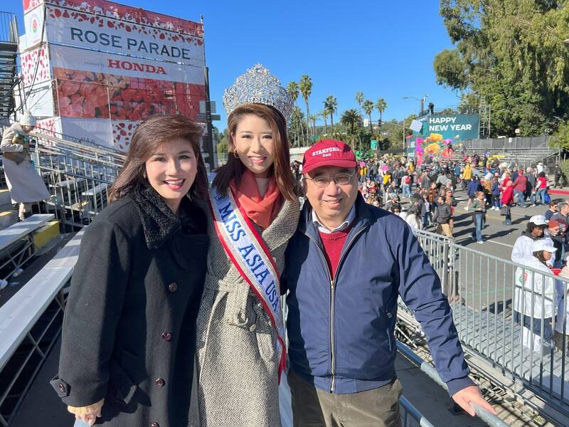 就讀史丹佛大學的張芳瑜（中）2023年11月底參加選美比賽，獲得美國亞洲小姐后冠。她1日戴著皇冠與父母觀賞玫瑰花車遊行