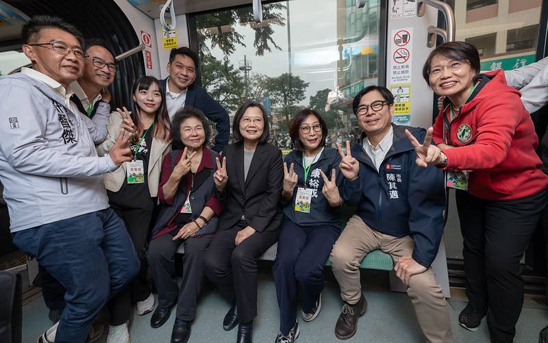 總統搭乘輕軌至高工站，親自體驗高雄便捷的交通