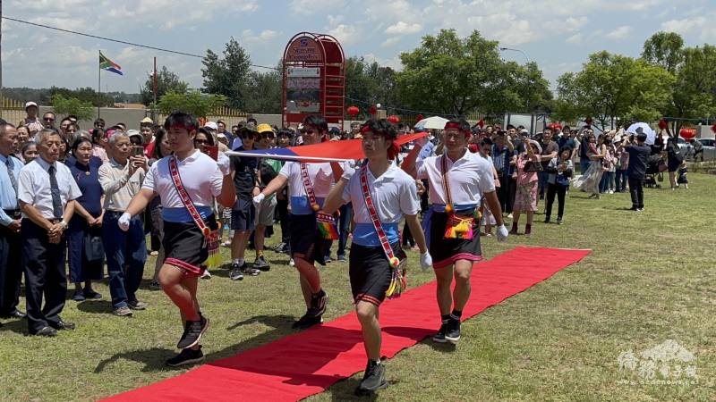 臺灣原住民僑青高舉國旗進場