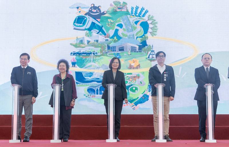 總統與現場貴賓一同進行啟航儀式