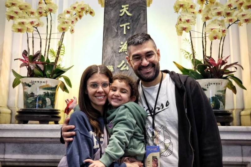 總統府與文化總會共同舉辦「2023來去總統府住一晚」活動，最後1組賓客來自以色列的BetenMelea，是由一家3口在2016年成立的品牌，成員包括丈夫特澤（Tzuf）（右）、妻子阿薩夫（Asaf）（左）及4歲的女兒。（文化總會提供）