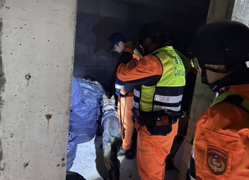 農曆春節年關將屆，海巡署第十三巡防區指揮部表示，2日晚間展開岸海擴大威力掃蕩專案勤務，加強查緝不法與防堵非洲豬瘟等入侵，淨化選前岸海治安。（第七岸巡隊提供）