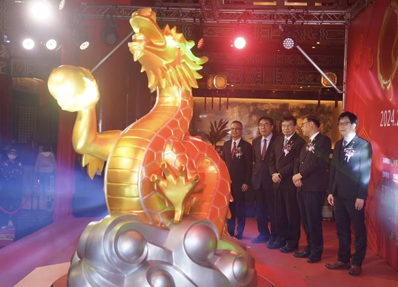 交通部觀光署3日在台北舉辦「2024台灣燈會」主燈暨小提燈造型發表記者會，交通部長王國材（中）與台南市長黃偉哲（左2）、觀光署長周永暉（右2）等人進行主燈「龍來台灣」模型啟動儀式