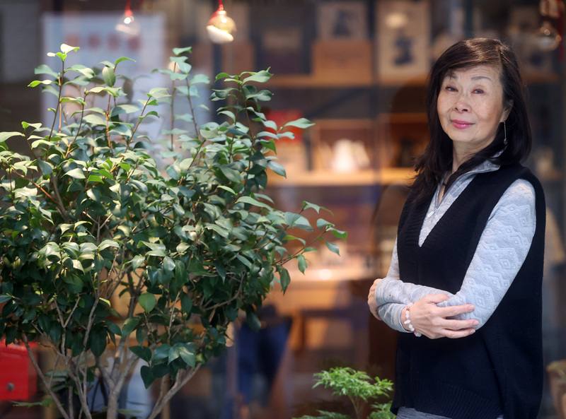 國家文藝獎得主、作家平路近期完成長篇小說「夢魂之地」，故事透過一名擁有通靈能力的女子在為他人解迷時，意外闖進強人生前最後心路歷程，甚至進入整個被黨國背叛族群內心深處，整部小說宛如一篇探索島嶼命運與國族記憶的寓言