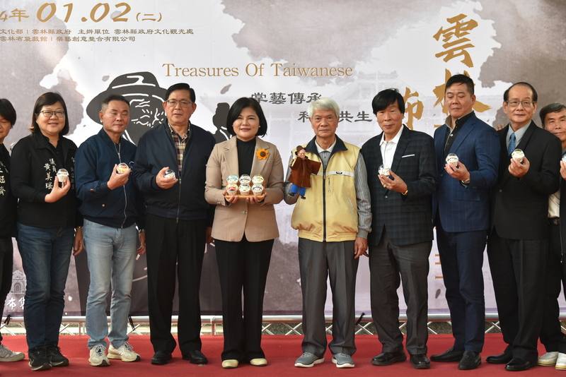 適逢布袋戲國寶黃海岱124歲冥誕，雲林縣政府2日在布袋戲館舉辦緬懷記者會，縣長張麗善（左4）出席，並發送124顆圓滿杯子蛋糕，寓意圓滿順利。