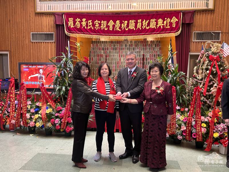 洛僑中心陳敏永主任 (右2)監交婦女部交接，左1為新任副主任黃景彬夫人、左2為新任主任黃振榮夫人、右1為滿任黃惠聰夫人