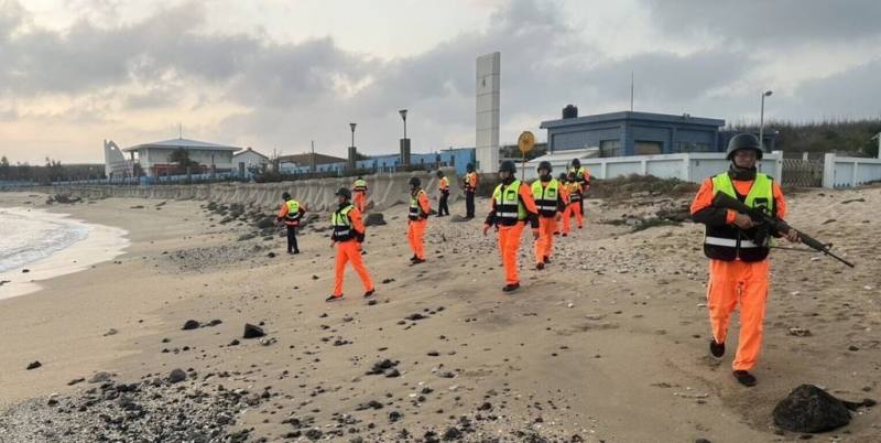 農曆春節年關將屆，海巡署第十三巡防區指揮部表示，2日晚間動員第七岸巡隊、澎湖海巡隊與機動查緝隊等近百兵警力，針對所轄馬公、湖西、澎南、白沙、西嶼等地區及南北海等12處離島的港區、岸際及周遭海域進行大規模威力掃蕩，維護島際與民眾安全。（第七岸巡隊提供）