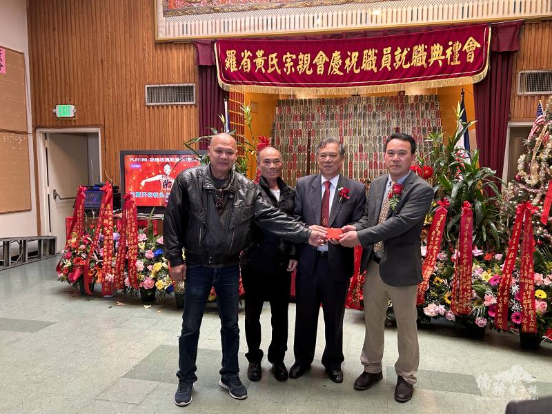 元老黃卓才(右2)為廣漢別墅主任黃勇華(右1)、副主任黃祖輝(左1)、黃仲強(左2)就職進行見證