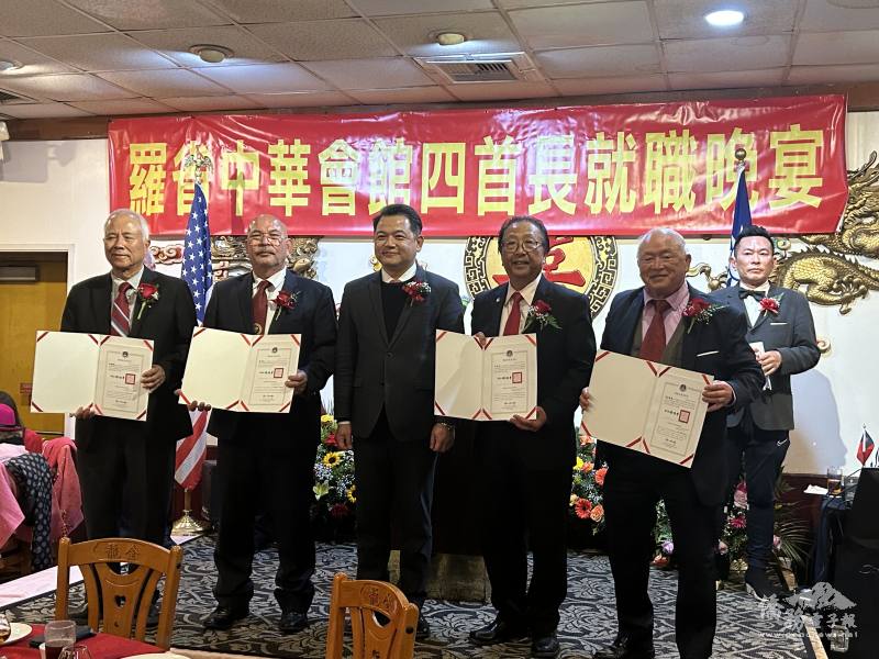 紀欽耀代僑務委員會委員長徐佳青致頒賀狀給四首長