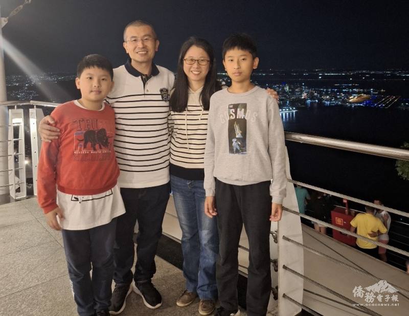 優等獎王宣閔（右）和父親王仁伯（左二）、母親張雅媚（右二）合照