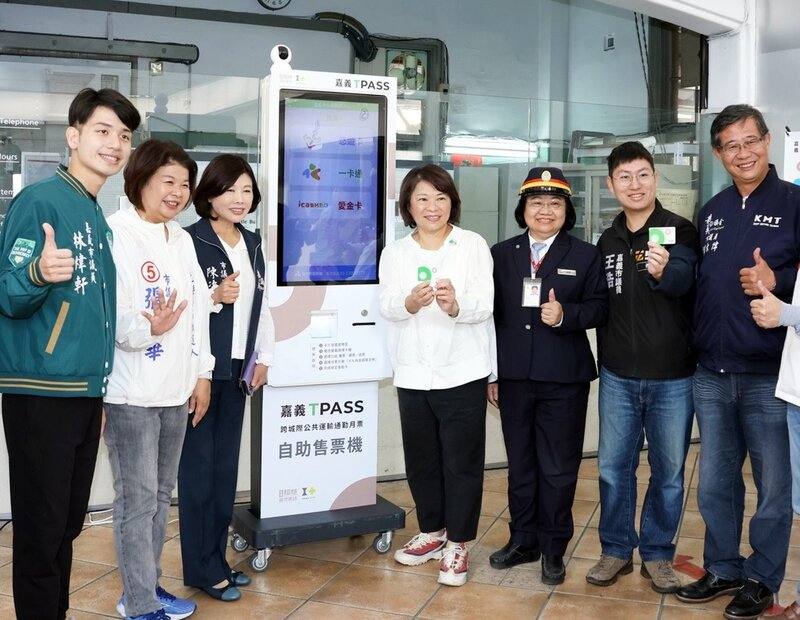 嘉義「TPASS」跨城際通勤月票正式上路，民眾只要花費新台幣399元，即可享有30日使用5大公共運輸運具搭到飽方案，市長黃敏惠（右4）2日搶先體驗購票流程。