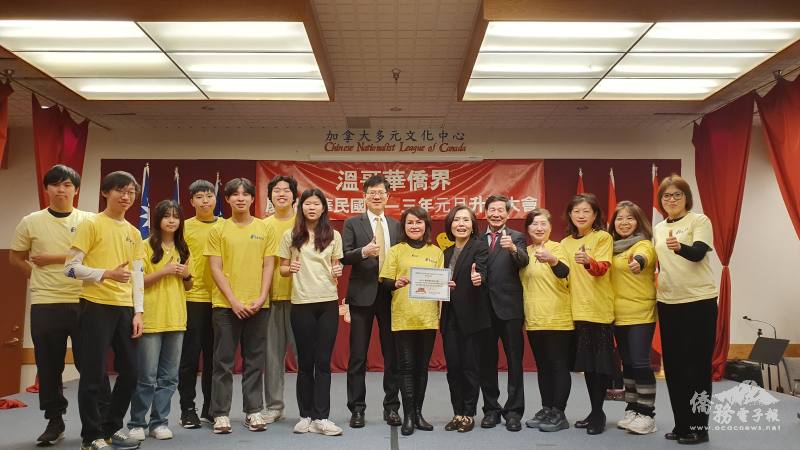 加拿大多元文化中心主任羅濟揚(右5)頒發感謝狀給溫哥華FASCA，由溫哥華FASCA顧問游慈心僑務委員(右7)代表接受，駐處處長劉立欣(右6)以及秘書黃育慶(右8)合影祝賀