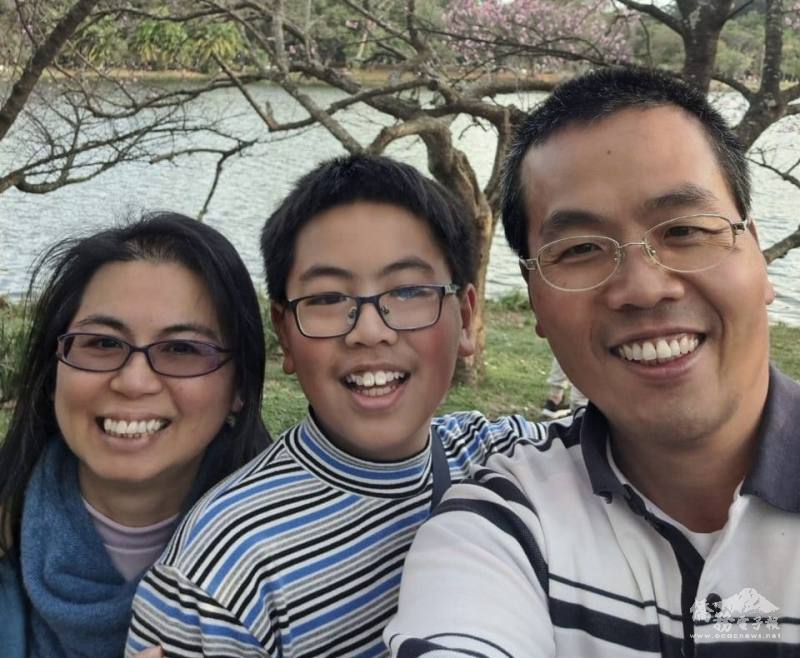 優等獎王偉翰（中）和父親王辰平（右）、母親林憶延（左）合照