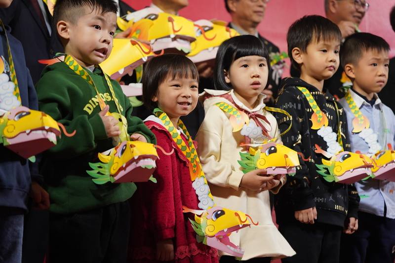 交通部觀光署3日在台北舉辦「2024台灣燈會」主燈暨小提燈造型發表記者會，公布小提燈「小龍包」造型，小朋友將「小龍包」掛在脖子上拍照留念