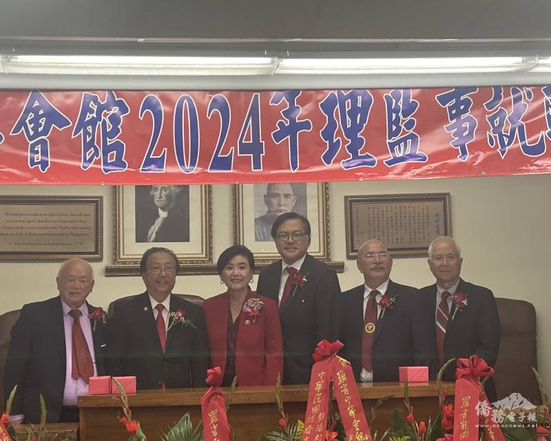 聯邦眾議員趙美心與加州眾議員方樹強為四首長绶印後合影
