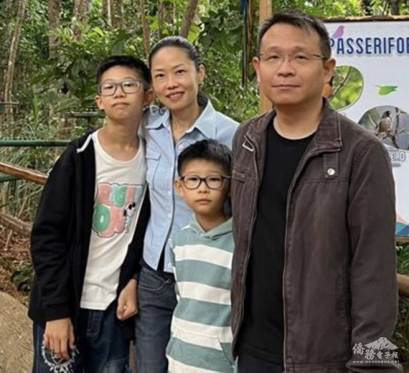 獲得第二名的許原禎（左）和父親許銘宸（右）、母親張峰瑜（左二）合照