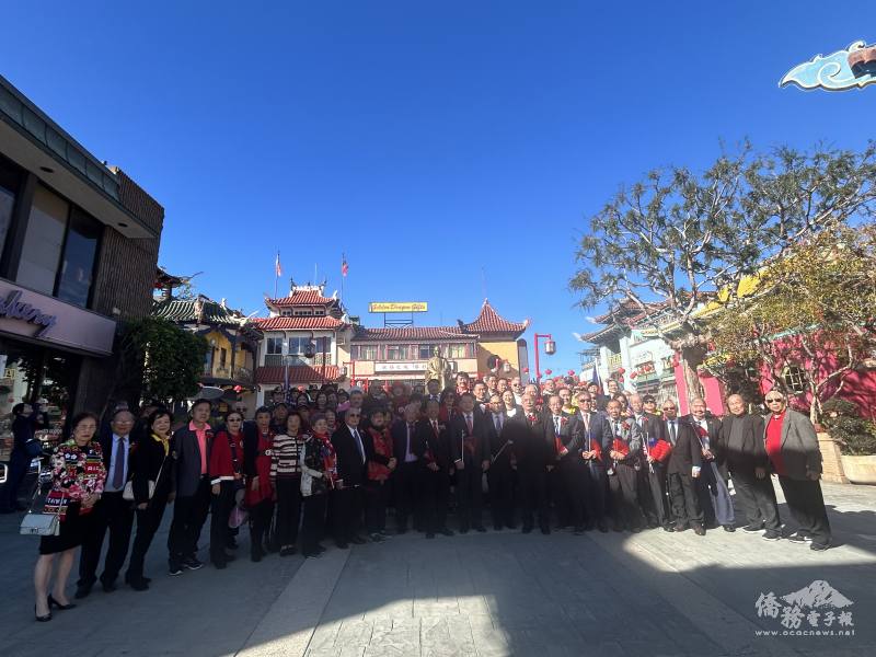 典禮結束後於華埠中山廣場向國父孫中山先生銅像獻花致敬大合照