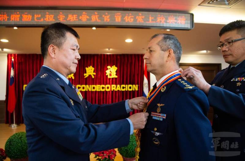 副總長執行官鄭榮豐上將頒贈巴拉圭駐華武官賈佑索上校「五等雲麾勳章」。（軍聞社記者吳柏融攝）