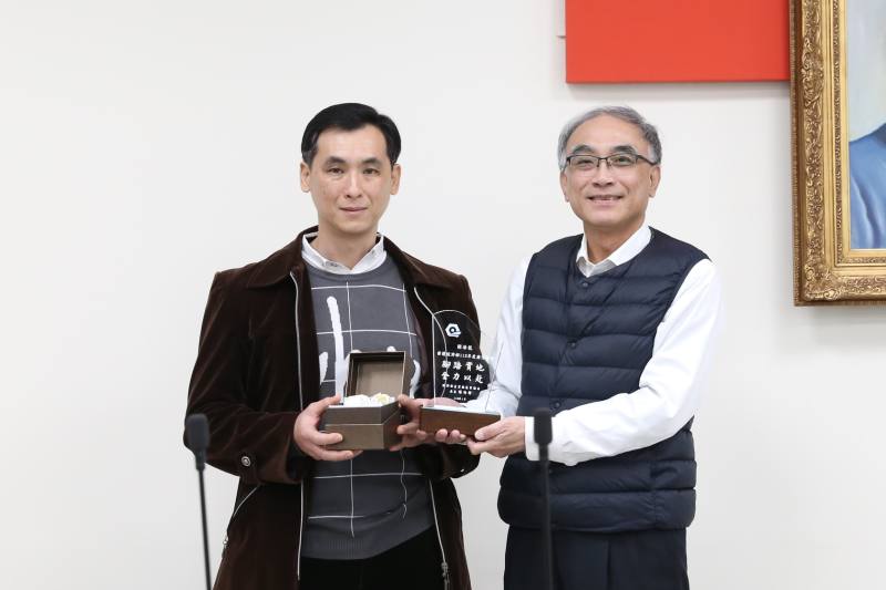園管局臺中分局消防員闕海龍(左)榮獲經濟部112年度廉潔楷模，園管局局長楊伯耕(右)表揚