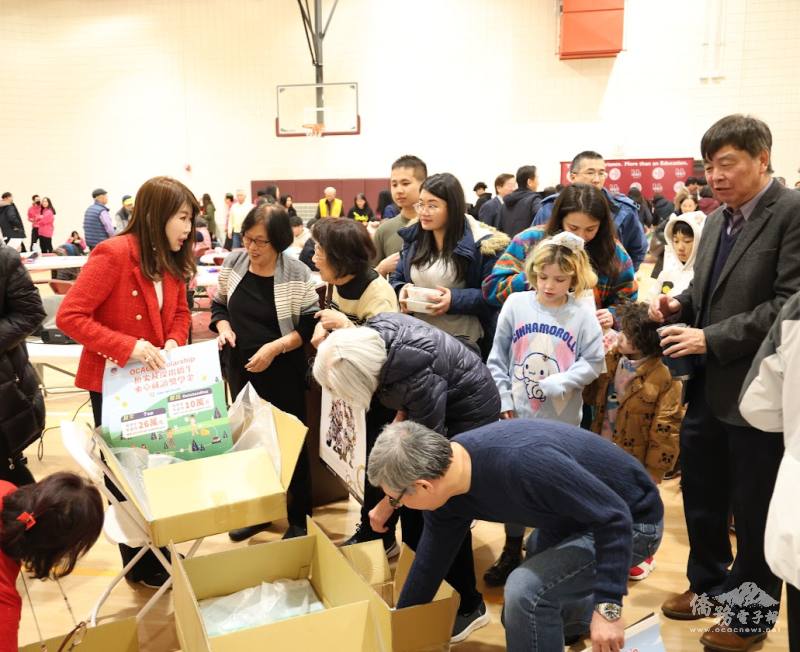 盧蔓菁親自發放僑委會提供的2024臺灣精品月曆