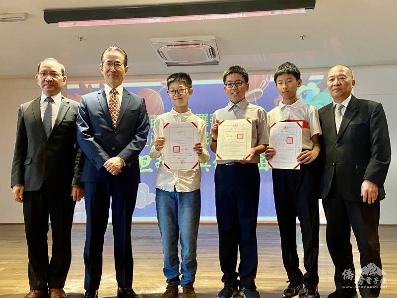 處長馮光中、主任尤正才頒獎給三位得獎者。第二名許原禎（左三）、優等獎王偉翰（右三）及王宣閔（右二），右為校長林志孟