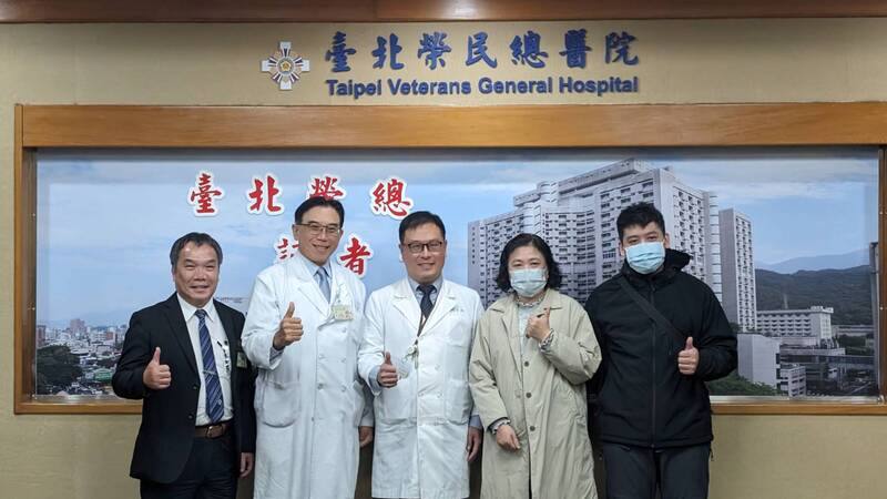 台北榮總3日舉辦記者會分享，自德國引進輸尿管支架系統，手術完全無創，相較傳統雙J導管不易造成刺激或感染等問題，更無需定期置換，甚至有望可終身擺脫導管。