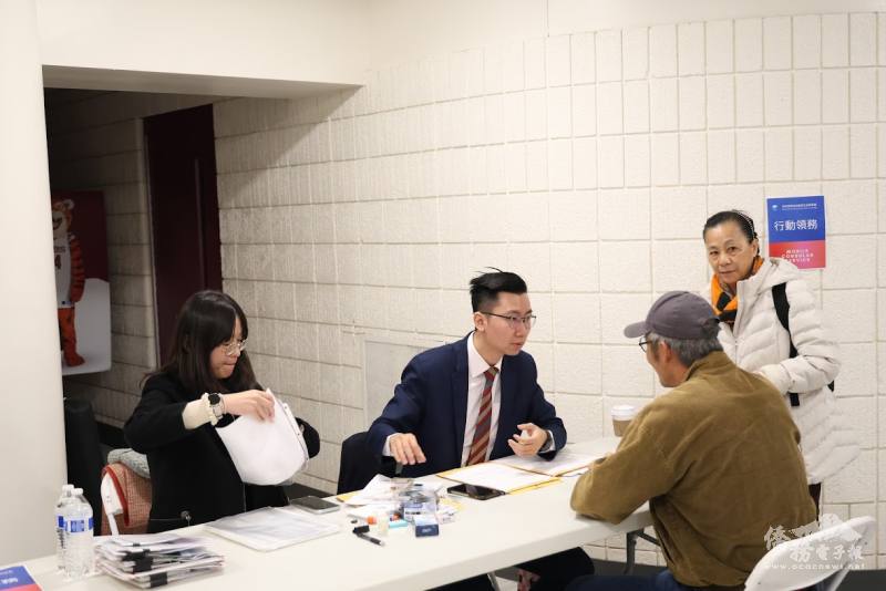 駐芝加哥辦事處副領事林家銘在現場提供行動領務服務，嘉惠密西根僑胞