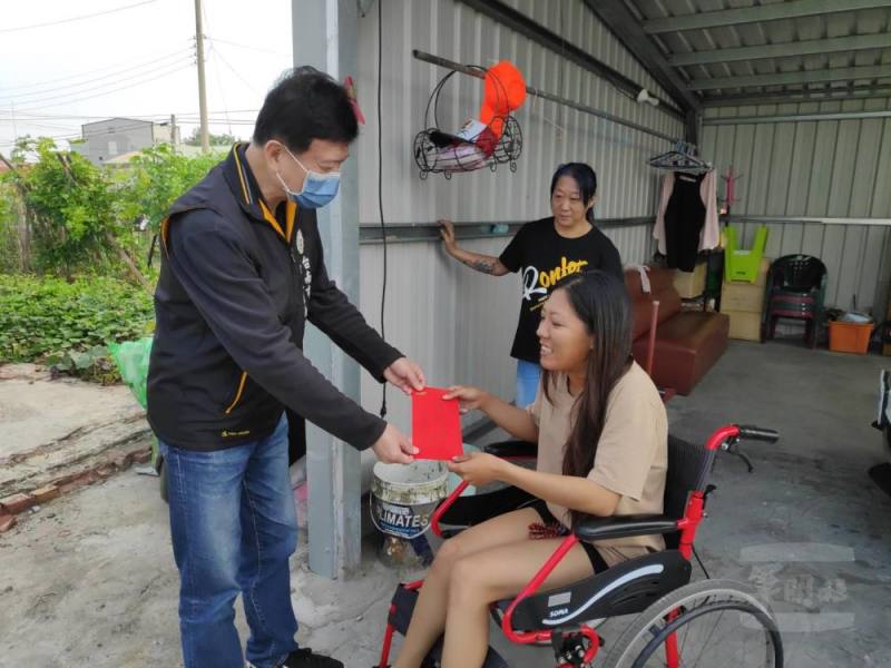 臺南市軍人服務站慰問受傷官兵。（臺南市軍人服務站提供）