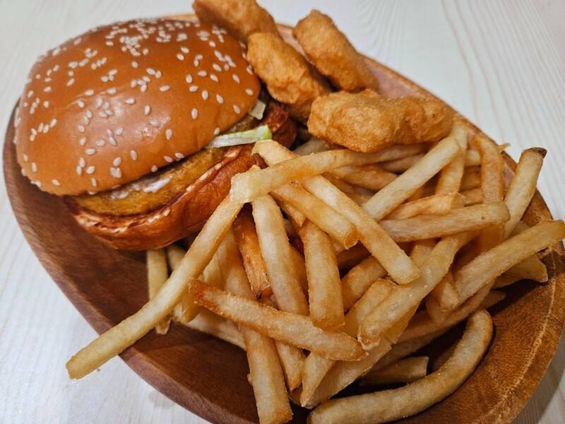 大陸冷氣團影響，3日晚間北北基等7縣市可能出現攝氏10度以下低溫，天冷儲存熱量過冬，常是民眾貪吃高油食物理由，但醫師提醒，該飲食習慣可能使低密度膽固醇受影響，潛藏心血管危機。