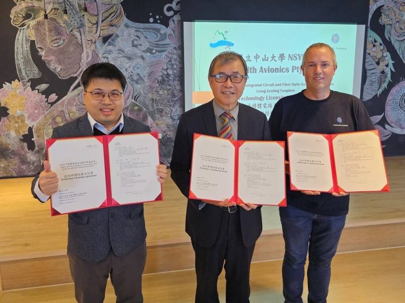 國立中山大學光電工程學系團隊開發「矽光子積體電路及光纖陀螺儀裝置」定位技術，5日與澳洲Azimuth Avionics Pty Ltd公司簽署技術轉移授權合約書，左起為中山大學光電系教授洪勇智、中山大學校長鄭英耀及澳洲Azimuth Avionics Pty Ltd公司代表菲利普．勞斯。（中山大學提供）