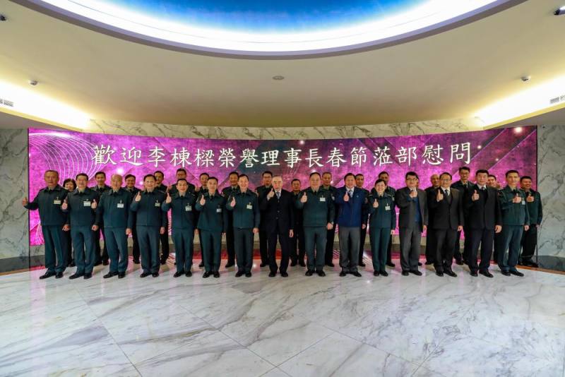 軍友社榮譽理事長李棟樑4日率敬軍團與陸軍司令部官兵合影。（軍聞社記者吳東昇攝）