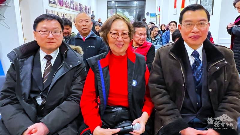 國民黨波士頓常委張韻蘭 (中)邀請2位嘉賓，辦事處副處長施維鈞(右)、文教中心主任潘昭榮(左)和黨員們同聚慶祝新年