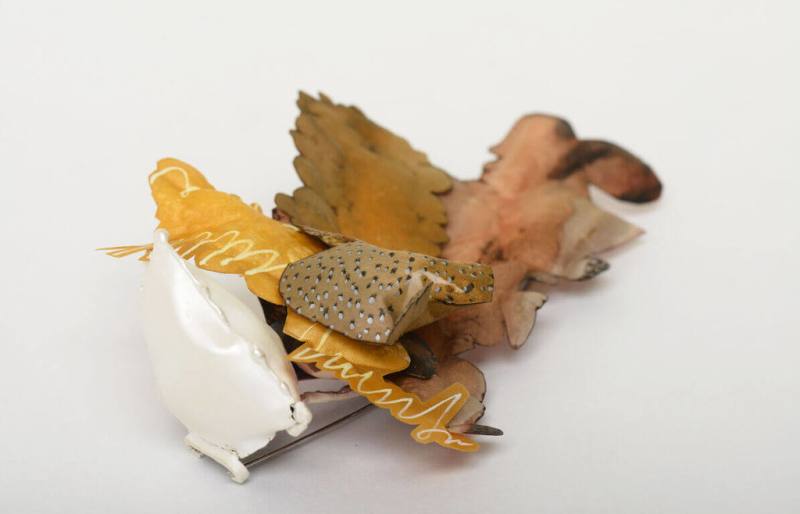 當代金工與首飾創作者葉方瑾最新金工作品「隱藏與看」（Hide and See）榮獲全球最大專業珠寶博物館、德國普福爾茲海姆首飾博物館（Schmuckmuseum Pforzheim）典藏，成為澎湖之光。圖為葉方瑾作品。（澎湖縣文化局提供）