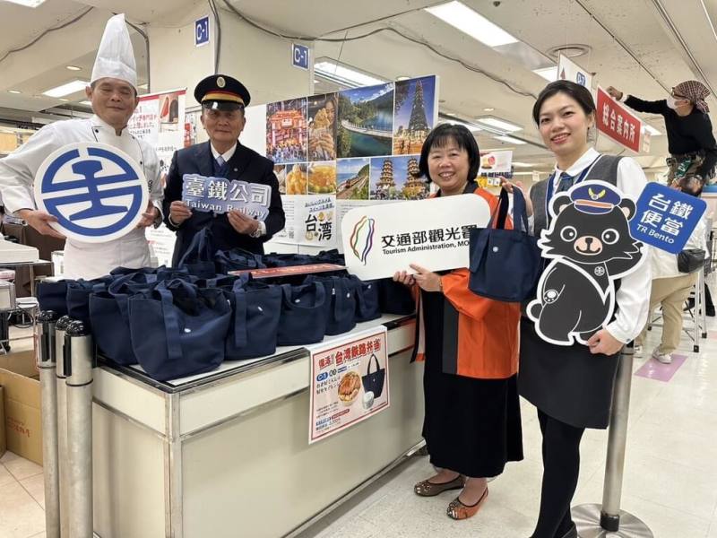 台鐵排骨便當在「日本第59屆元祖有名鐵路便當暨全國美食大會」販售，每天限量600份，6日首度開賣，中午前就銷售一空。（台鐵公司提供）