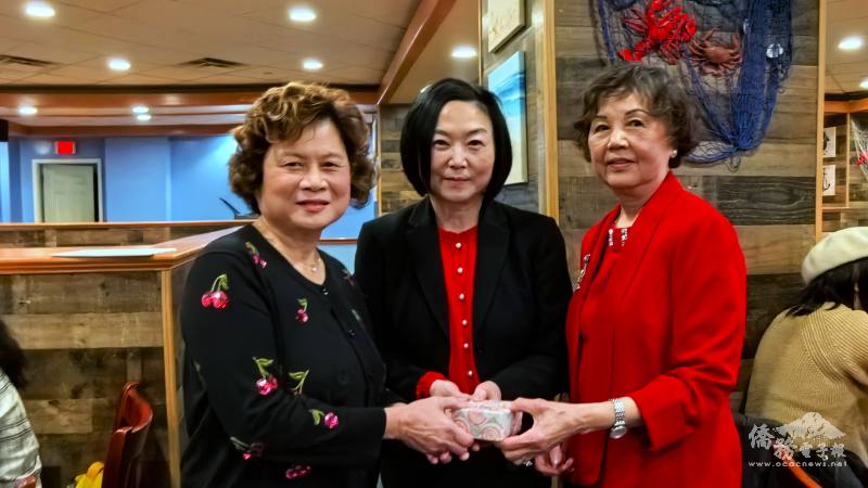 李曹秀萍卸任會長，交棒給張青梅、李盧蓮馨接任紐英崙婦女新運會會長